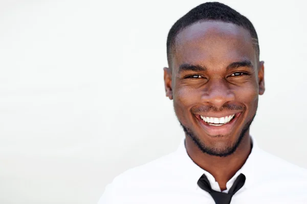 Lachende knappe jonge Afrikaanse man — Stockfoto