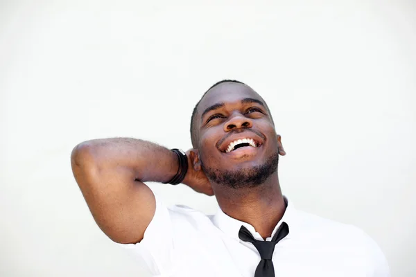 Молодой африканский бизнесмен смеется — стоковое фото