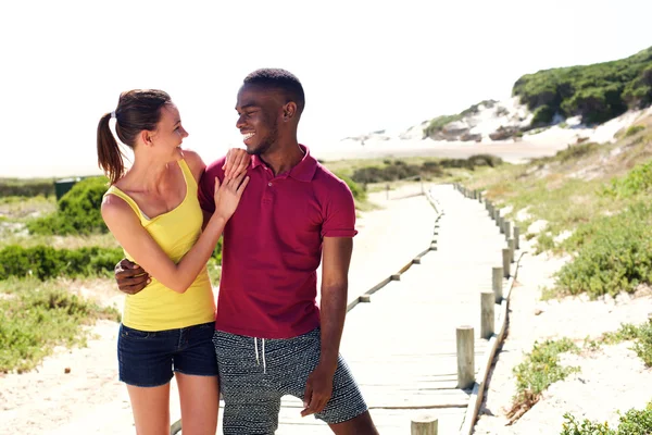 Joyeux jeune couple ensemble à l'extérieur — Photo