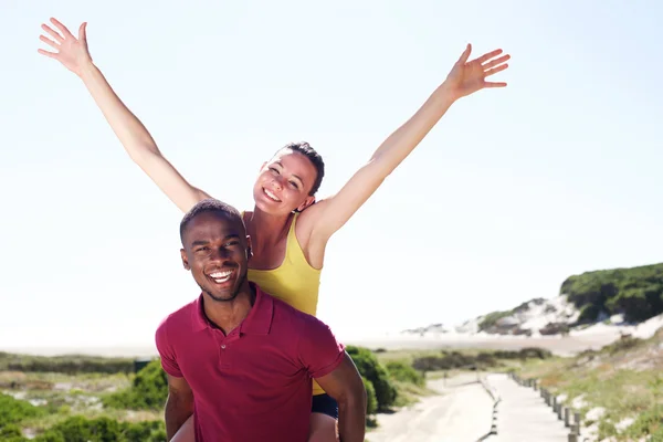 Feliz jovem casal desfrutando ao ar livre — Fotografia de Stock