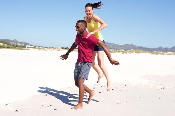 Pareja joven disfrutando de la playa — Foto de Stock