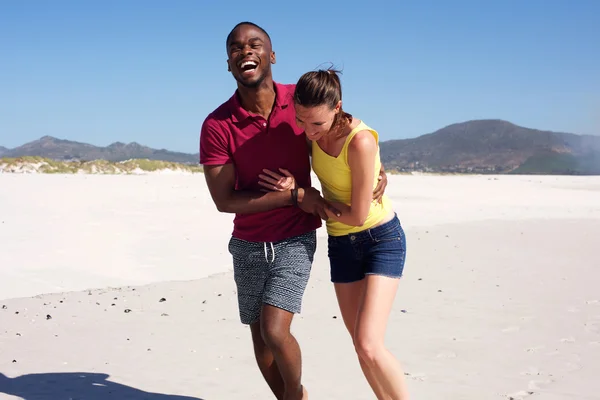 Feliz pareja joven en el amor en la playa — Foto de Stock