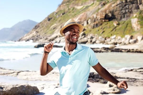 Jovem africano dançando na praia — Fotografia de Stock