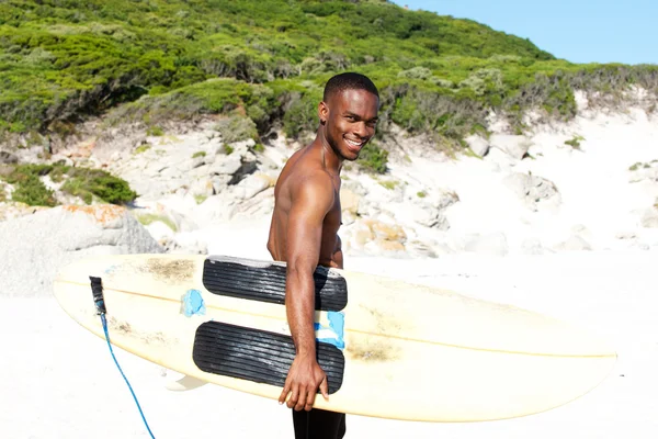 Smiing jonge Afrikaanse man op strand — Stockfoto