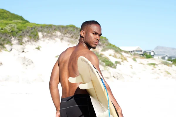 Młody facet Afryki będzie surfing — Zdjęcie stockowe
