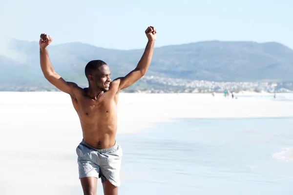 S'adapter jeune homme courant sur la plage — Photo