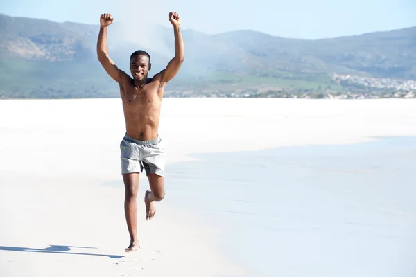 Ung man kör på stranden — Stockfoto