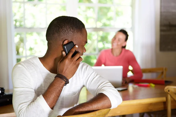 Afrikansk kille att göra ett telefonsamtal — Stockfoto