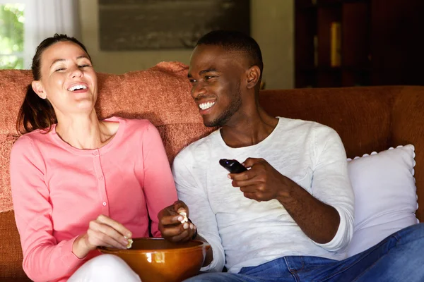 Gelukkige jonge paar genieten van kijken naar film — Stockfoto