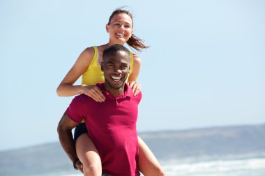 genç bir adam kız arkadaşını piggybacking