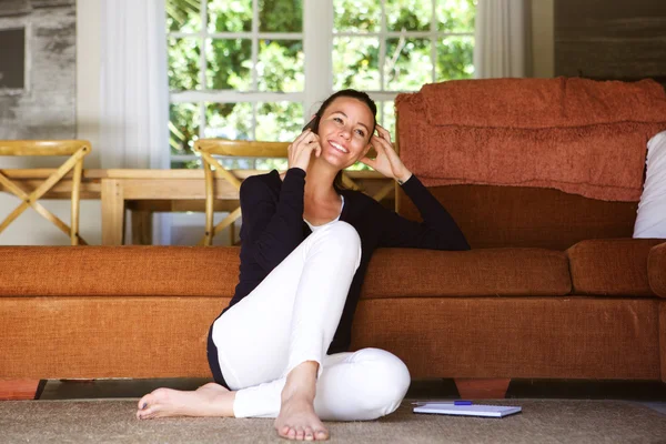 Happy young woman in living roomy — Stock Photo, Image