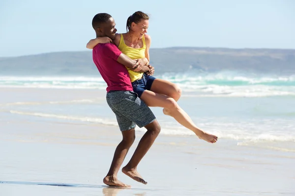 爱在海滩上玩的年轻夫妇 — 图库照片