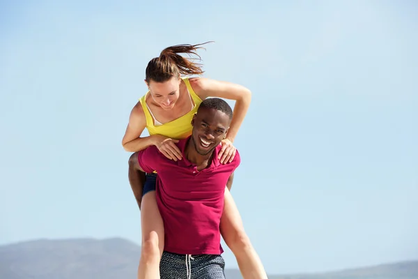 Jeune couple s'amuser sur la plage — Photo