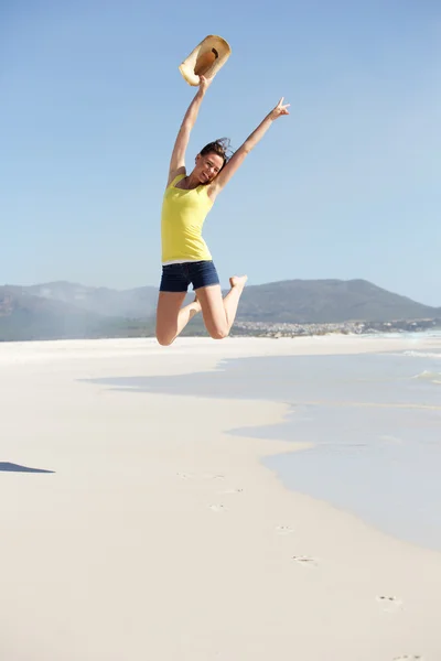 Vrolijke jonge vrouw jumpingy — Stockfoto