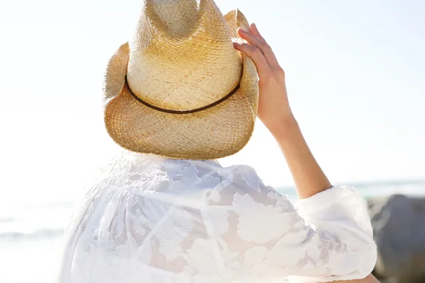 Young woman in hat looking at the sea — Stock Photo, Image