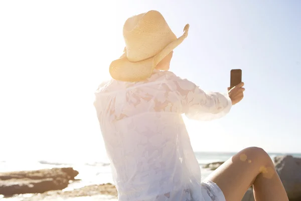 Mujer joven tomando selfie en la playa — Foto de Stock