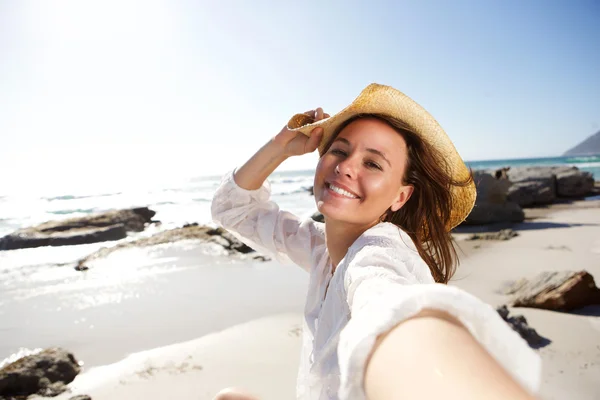 Unbekümmerte Dame im Urlaub am Strand — Stockfoto