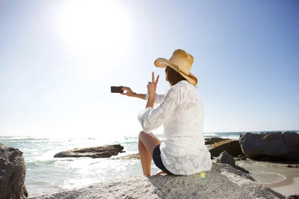 Vrouw aan het strand nemen selfie — Stockfoto