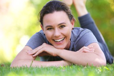 Gülümseyen genç kadın