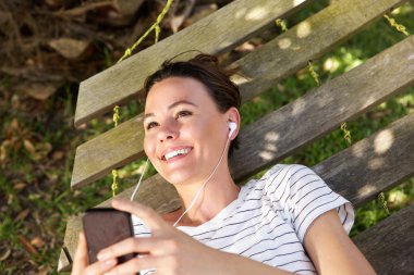 Mutlu kadın hamak rahatlatıcı