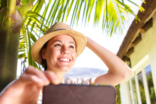 Krásná mladá žena při selfie — Stock fotografie