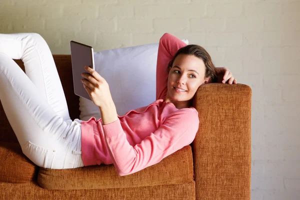 Femme attrayante relaxant avec tablette à écran tactile — Photo