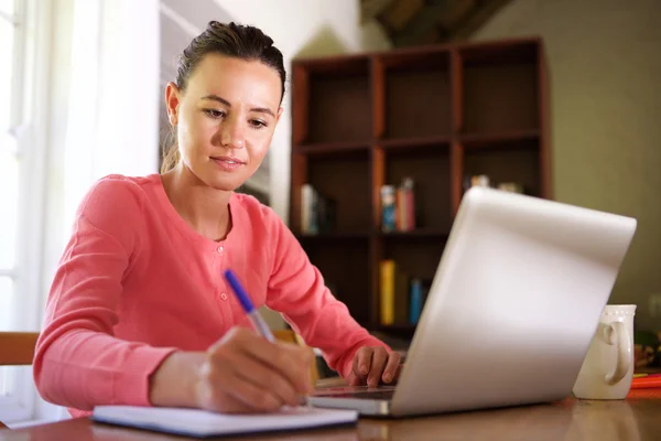 Mooie jonge vrouw die werkt — Stockfoto