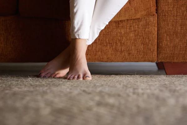 Mujer pies en el suelo en casa —  Fotos de Stock