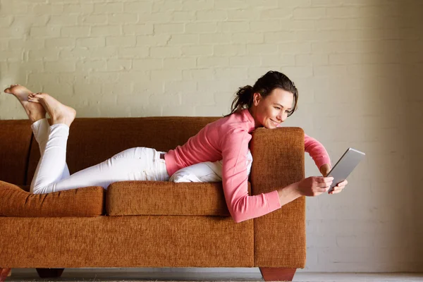 Belle femme utilisant la tablette numérique — Photo