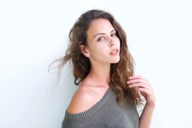 Çıplak omuz ile seksi kadın