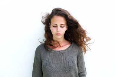 Uzun kahverengi saçlı çekici kadın