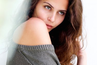 Güzel moda modeli bakıyor