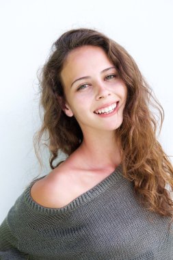 Kadın çıplak omuz ile gülüyor 