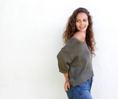 Gülümseyen kadın onun arkasında seyir 