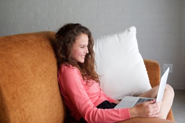 oturan genç gülümseyen 