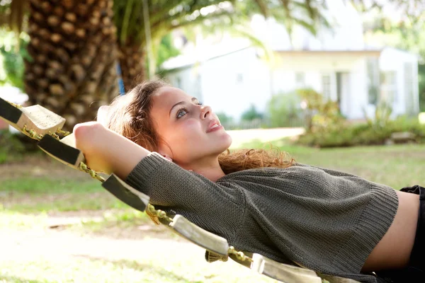 Jeune femme couchée dans un hamac — Photo