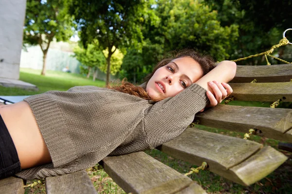 Müde junge Frau liegt auf Hängematte — Stockfoto