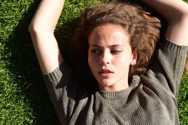 Young woman lying on grass — Stock Photo, Image