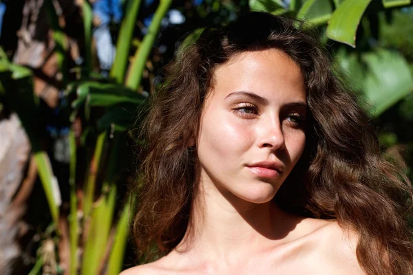 Hermosa mujer al aire libre — Foto de Stock