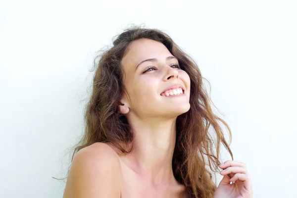 Mujer joven sonriente con la mano en el pelo —  Fotos de Stock
