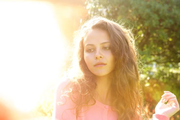 Belle femme aux cheveux longs — Photo