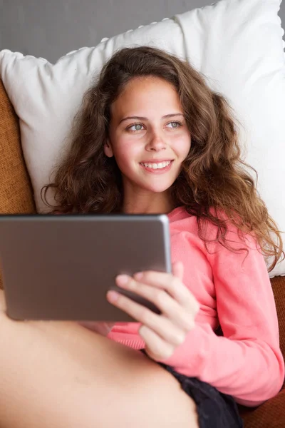 Mujer joven sonriente con tableta — Foto de Stock