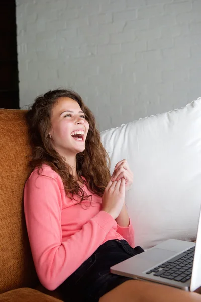 Genç kadın gülüyor — Stok fotoğraf