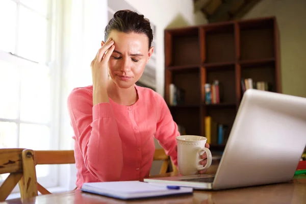Moe zakenvrouw met hoofdpijn — Stockfoto