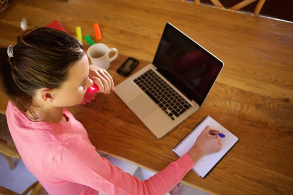 Junge Frau arbeitet — Stockfoto