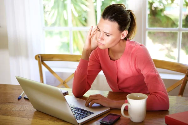 Młoda kobieta, patrząc na laptopa — Zdjęcie stockowe