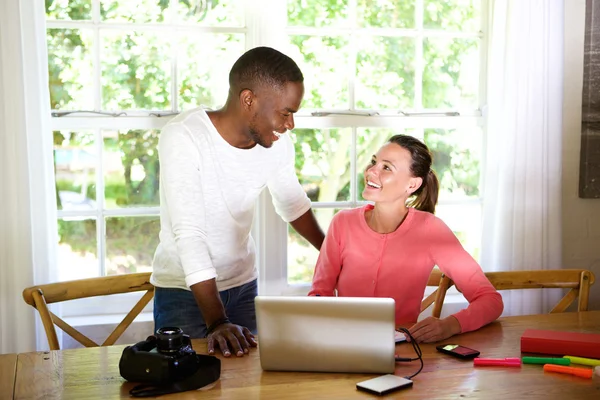 Giovani amici felici con il computer portatile — Foto Stock