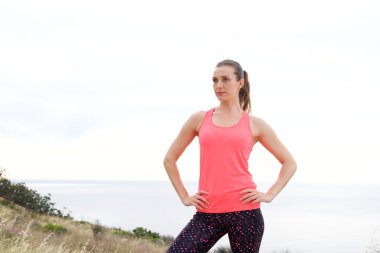 egzersiz öncesine dışında duran kadın