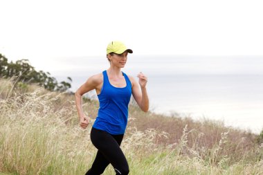 Gülümseyen atletik kadın koşu