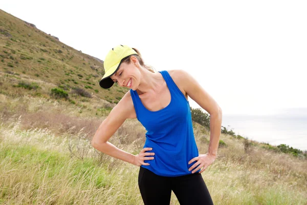 Lächelnde athletische Frau — Stockfoto